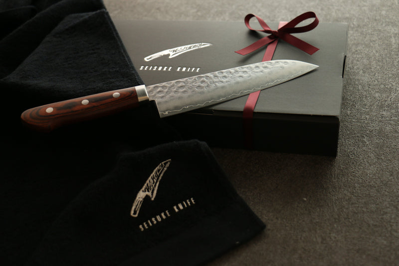 Set de Regalo Con Cuchillo Santoku Seisuke de Acero Sueco con Mango de Madera de Caoba y Toalla Blanca - Japanny-SP